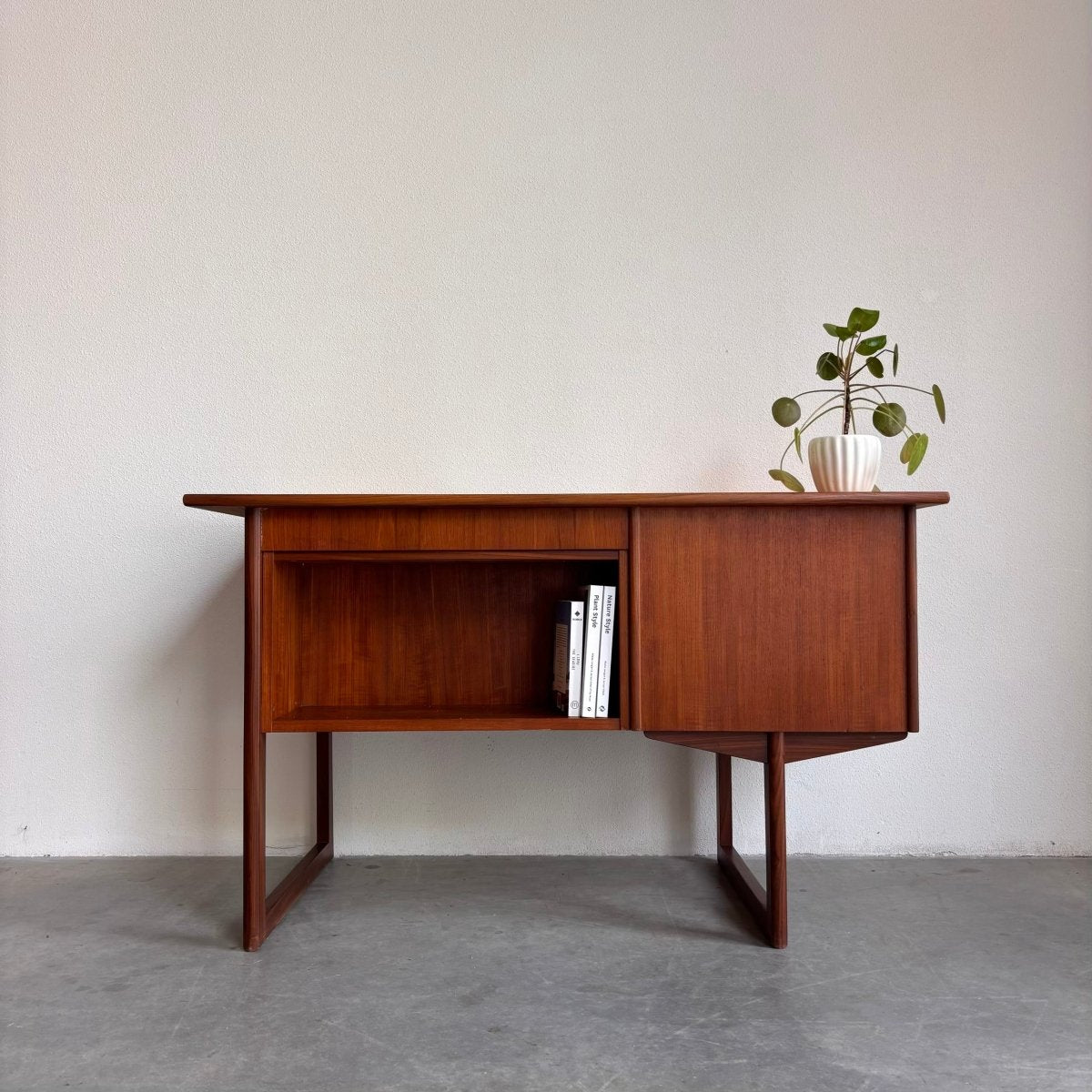 Mid century bureau teak recht frame - LOUI.STORE
