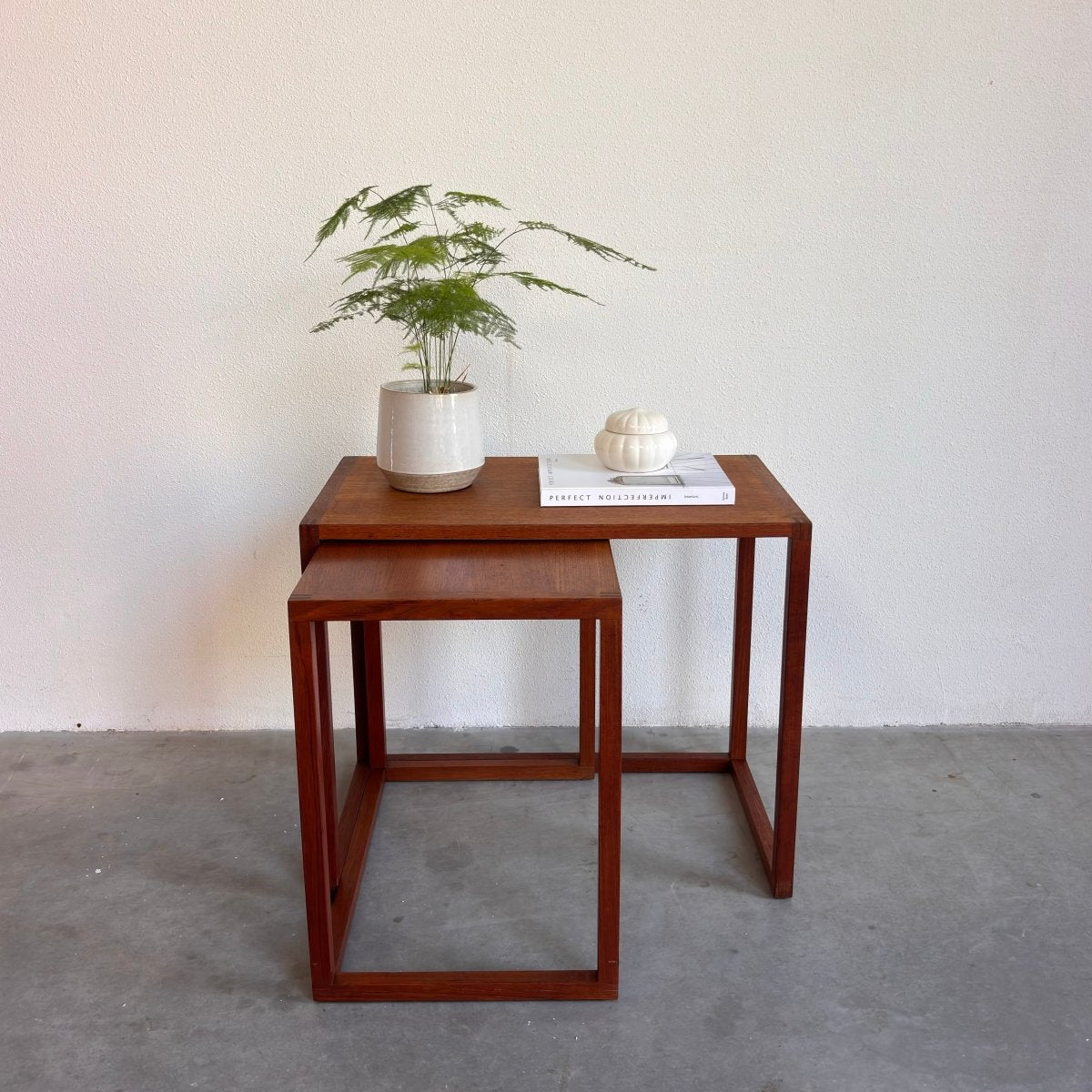 Vintage bijzettafeltjes teak set 2* - LOUI.STORE