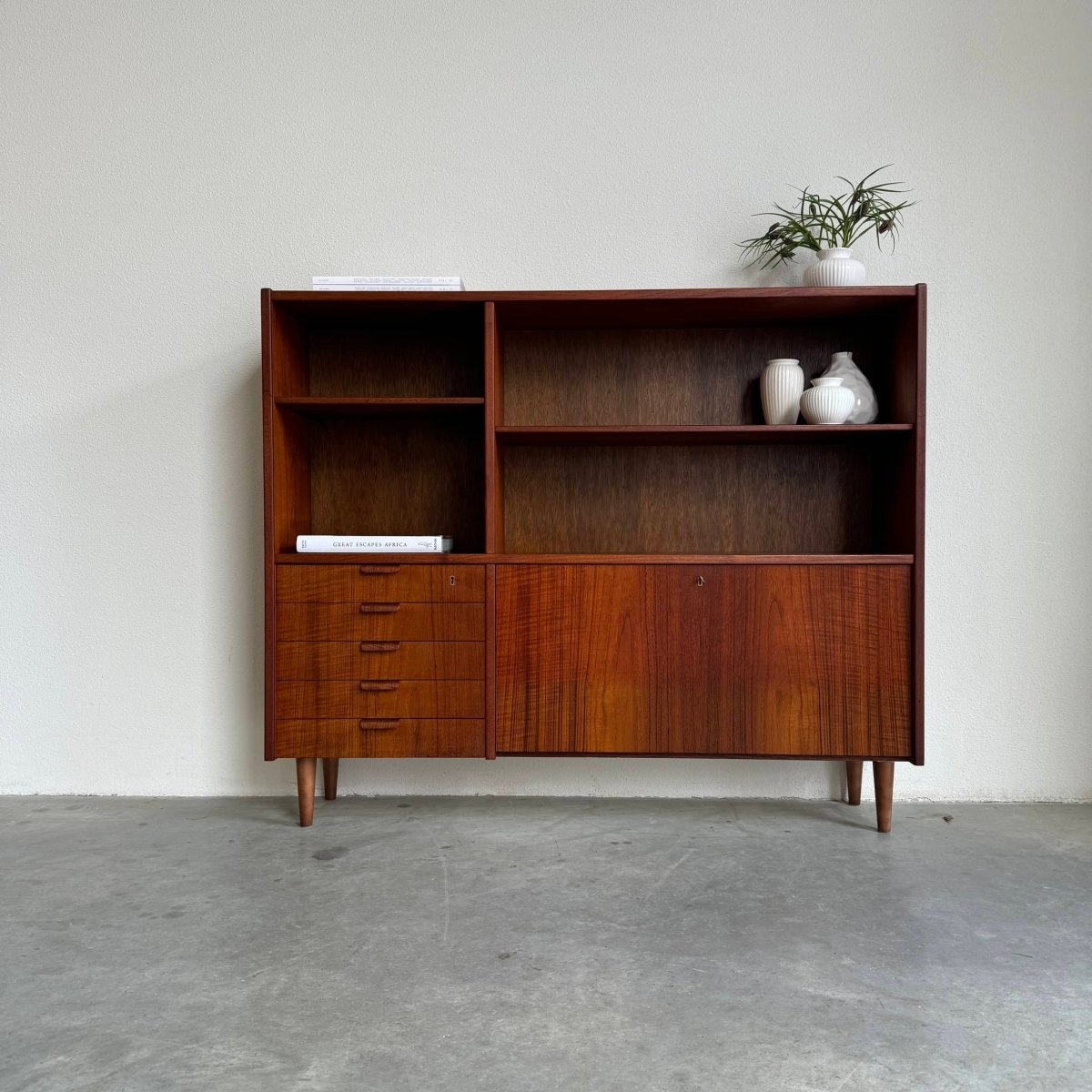 Vintage boekenkast met klep en lades teak - LOUI.STORE