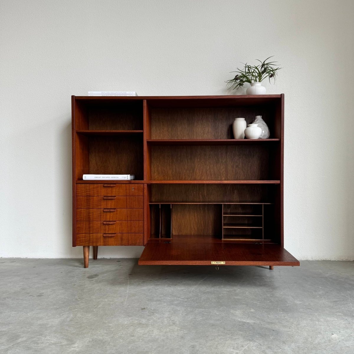 Vintage boekenkast met klep en lades teak - LOUI.STORE