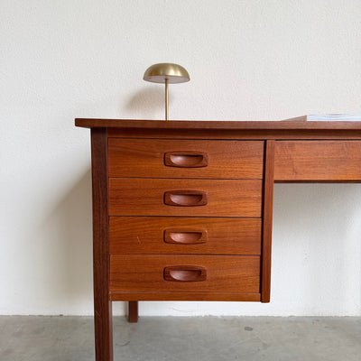 
                  
                    Vintage klein bureautje teak
                  
                