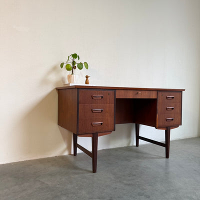 
                  
                    Vintage 2-zijdig bureau in teak
                  
                