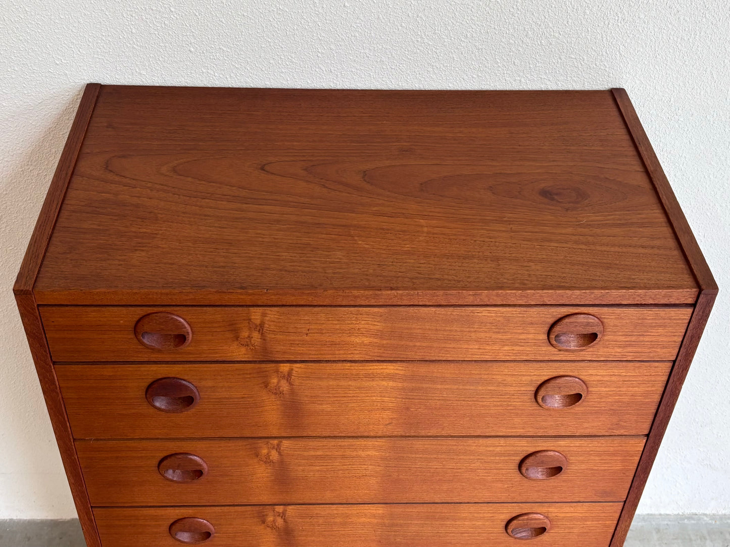 
                  
                    Vintage ladekast teak ronde greep
                  
                