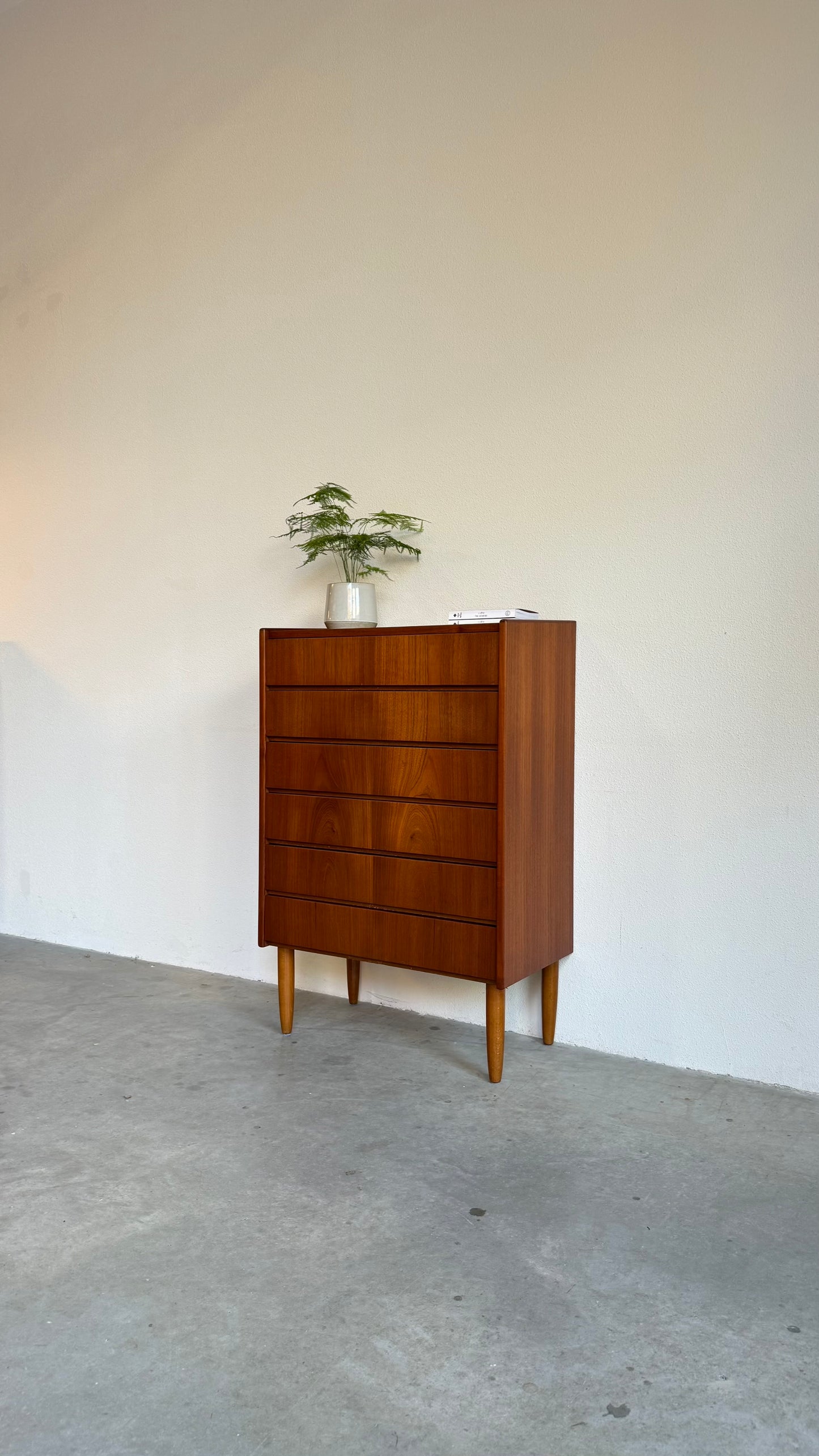 
                  
                    Vintage ladekast teak 6*greeploos
                  
                