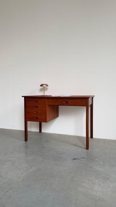 
                  
                    Vintage klein bureautje teak
                  
                