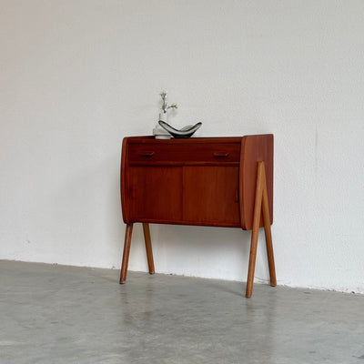 
                  
                    Vintage klein sideboard - kastje Poul Volther teak
                  
                