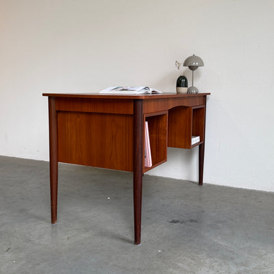 
                  
                    Vintage bureau teak ronde hoek
                  
                