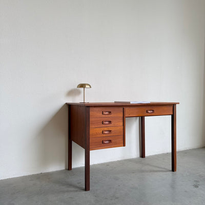
                  
                    Vintage klein bureautje teak
                  
                