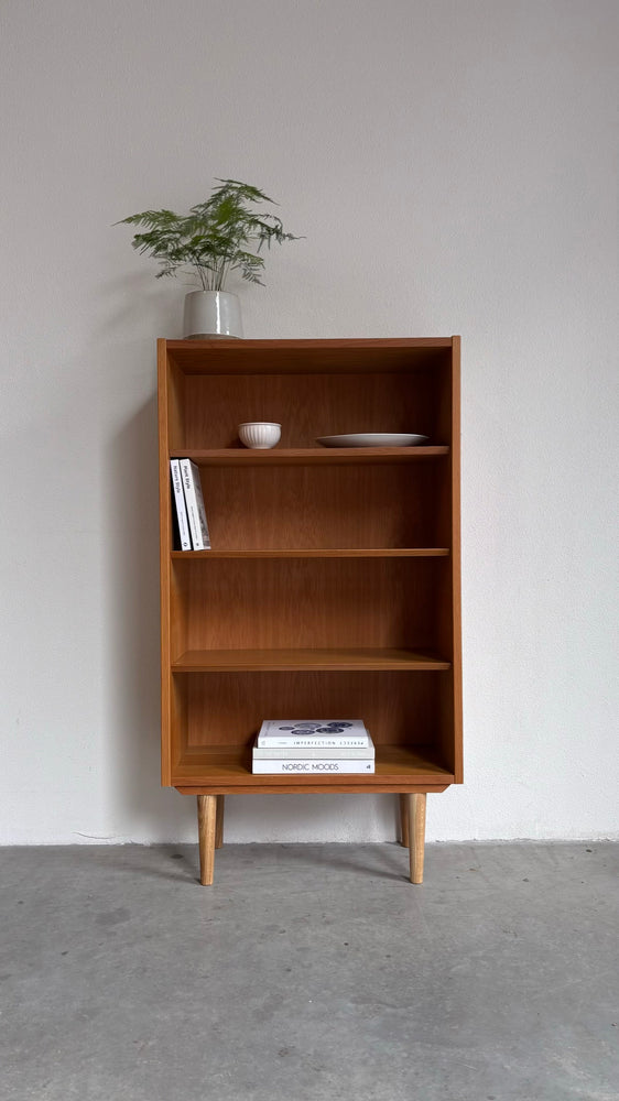 
                  
                    Vintage Hundevad boekenkast smal
                  
                