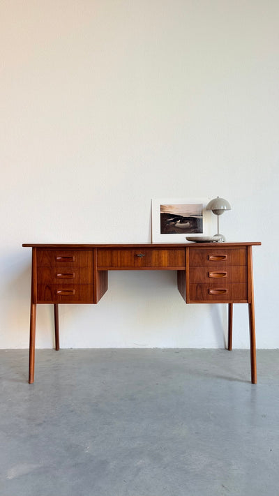 
                  
                    Vintage bureau teak 7 lades schuin frame
                  
                