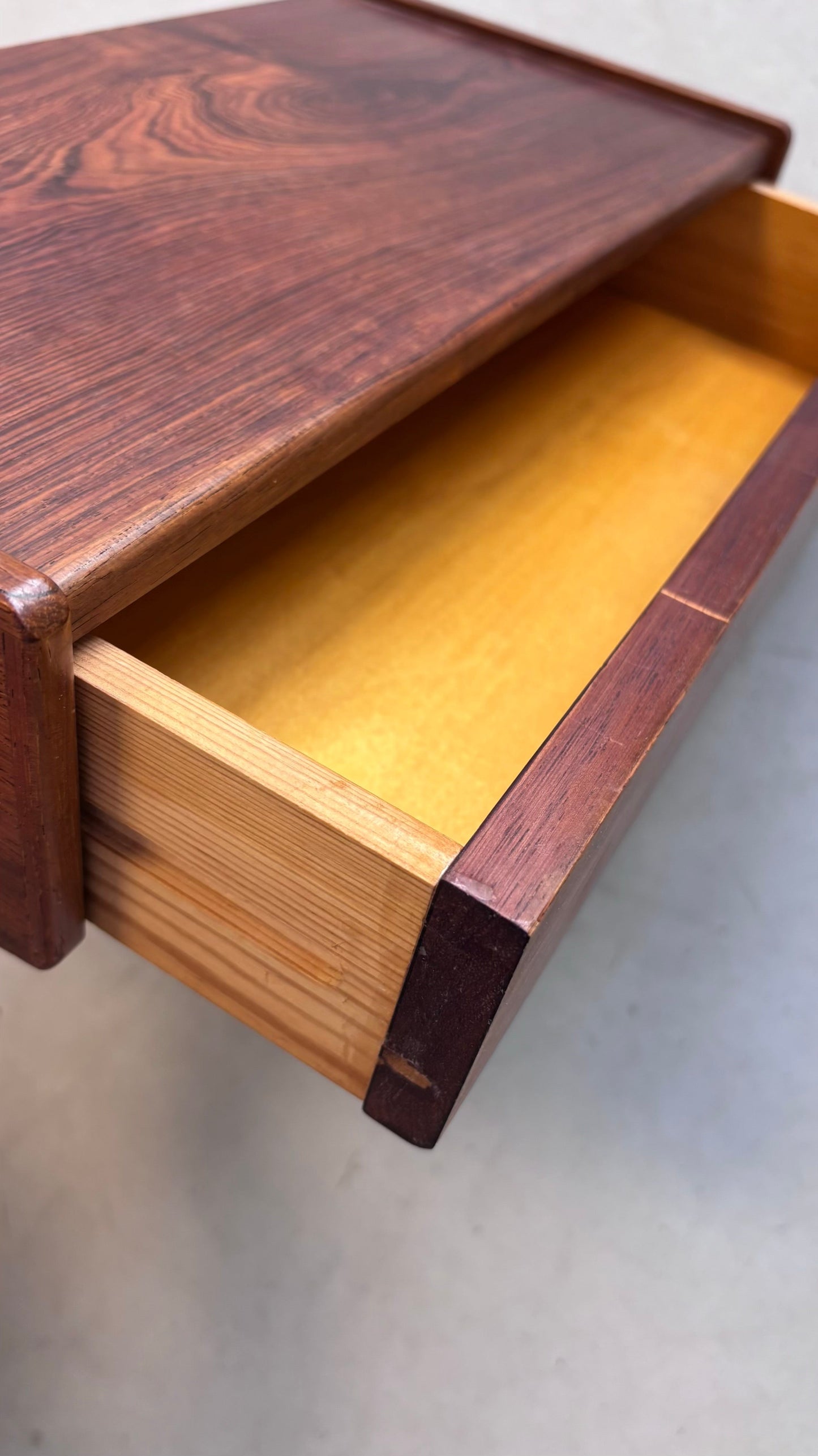 
                  
                    Vintage wandkastje palissander
                  
                