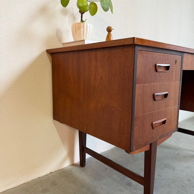 
                  
                    Vintage 2-zijdig bureau in teak
                  
                