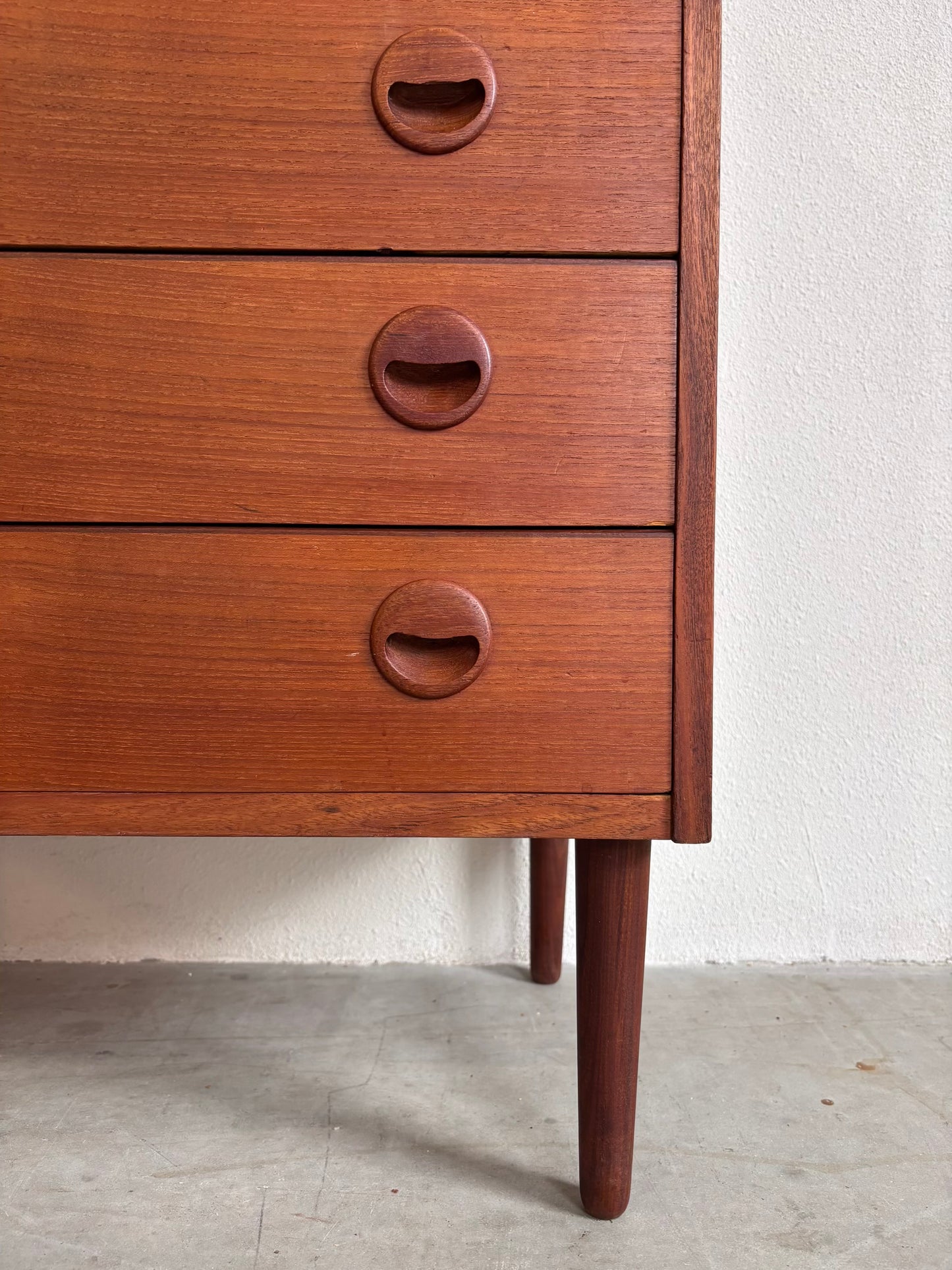 
                  
                    Vintage ladekast teak ronde greep
                  
                