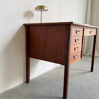 
                  
                    Vintage klein bureautje teak
                  
                