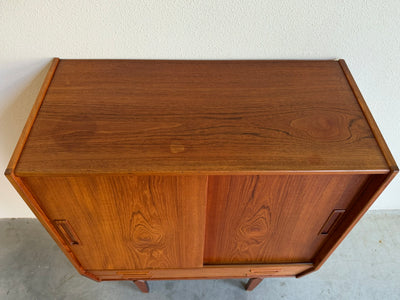 
                  
                    Smal teak highboard met lades en schuifdeuren
                  
                