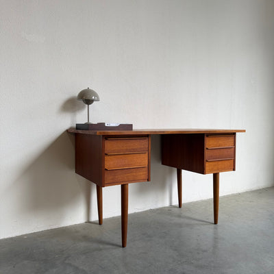 
                  
                    Vintage teak bureautje op slanke poten
                  
                
