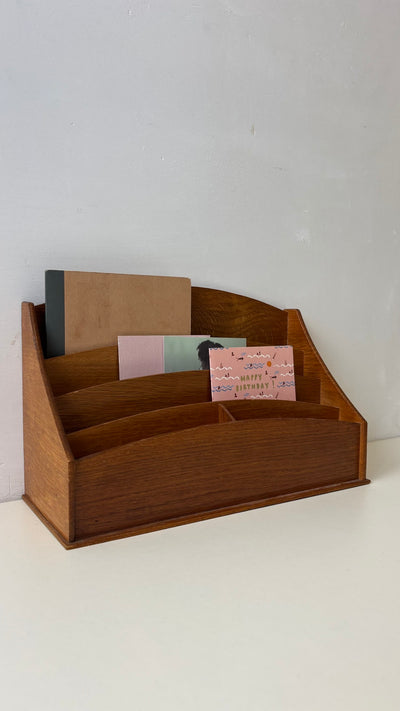 
                  
                    Vintage houten brievenstandaard
                  
                