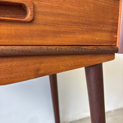
                  
                    Vintage nachtkastje teak met lade
                  
                