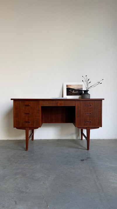 
                  
                    Vintage bureau teak 7 lades
                  
                