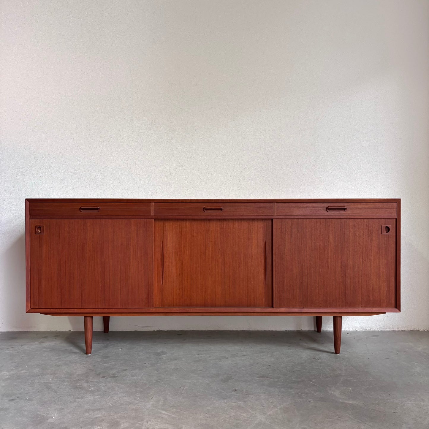 
                  
                    Vintage lowboard teak 3 lades+deuren
                  
                