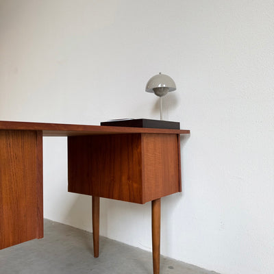 
                  
                    Vintage teak bureautje op slanke poten
                  
                