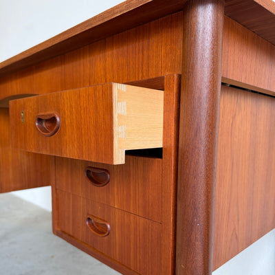 
                  
                    Vintage bureau teak ronde hoek
                  
                
