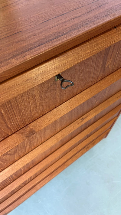 
                  
                    Ladekast 6* teak rechte greep
                  
                