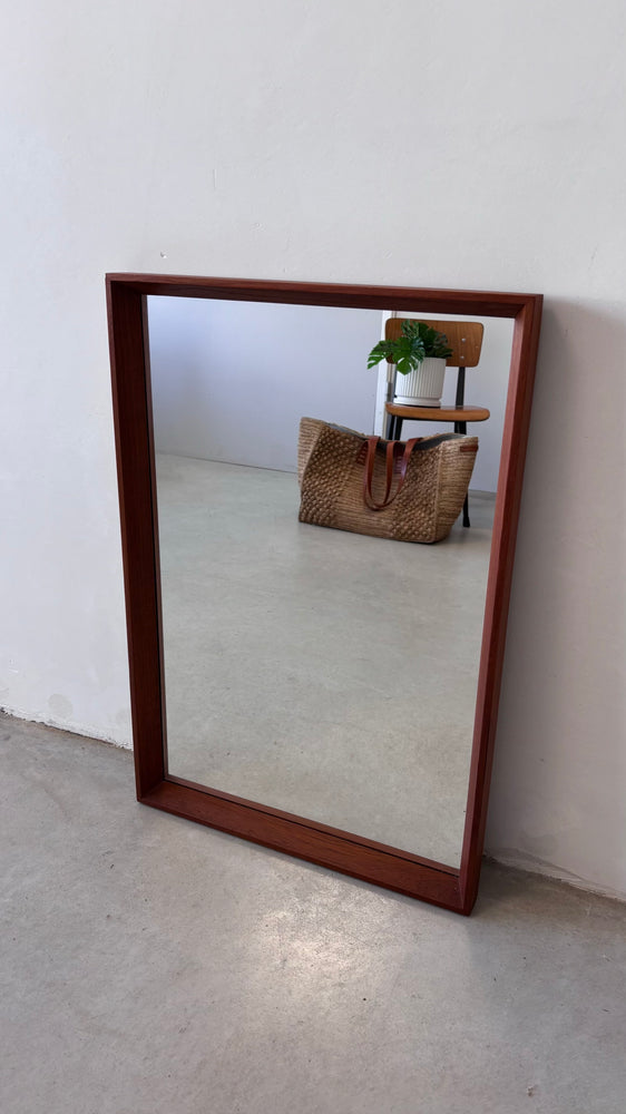 
                  
                    Vintage spiegel teak 43x63
                  
                