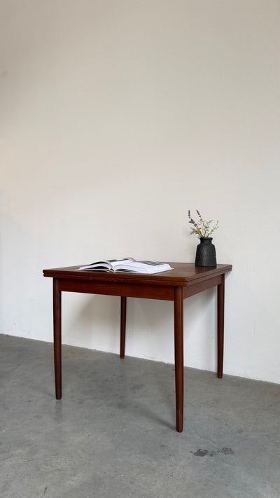 
                  
                    Vintage vierkante tafel teak
                  
                