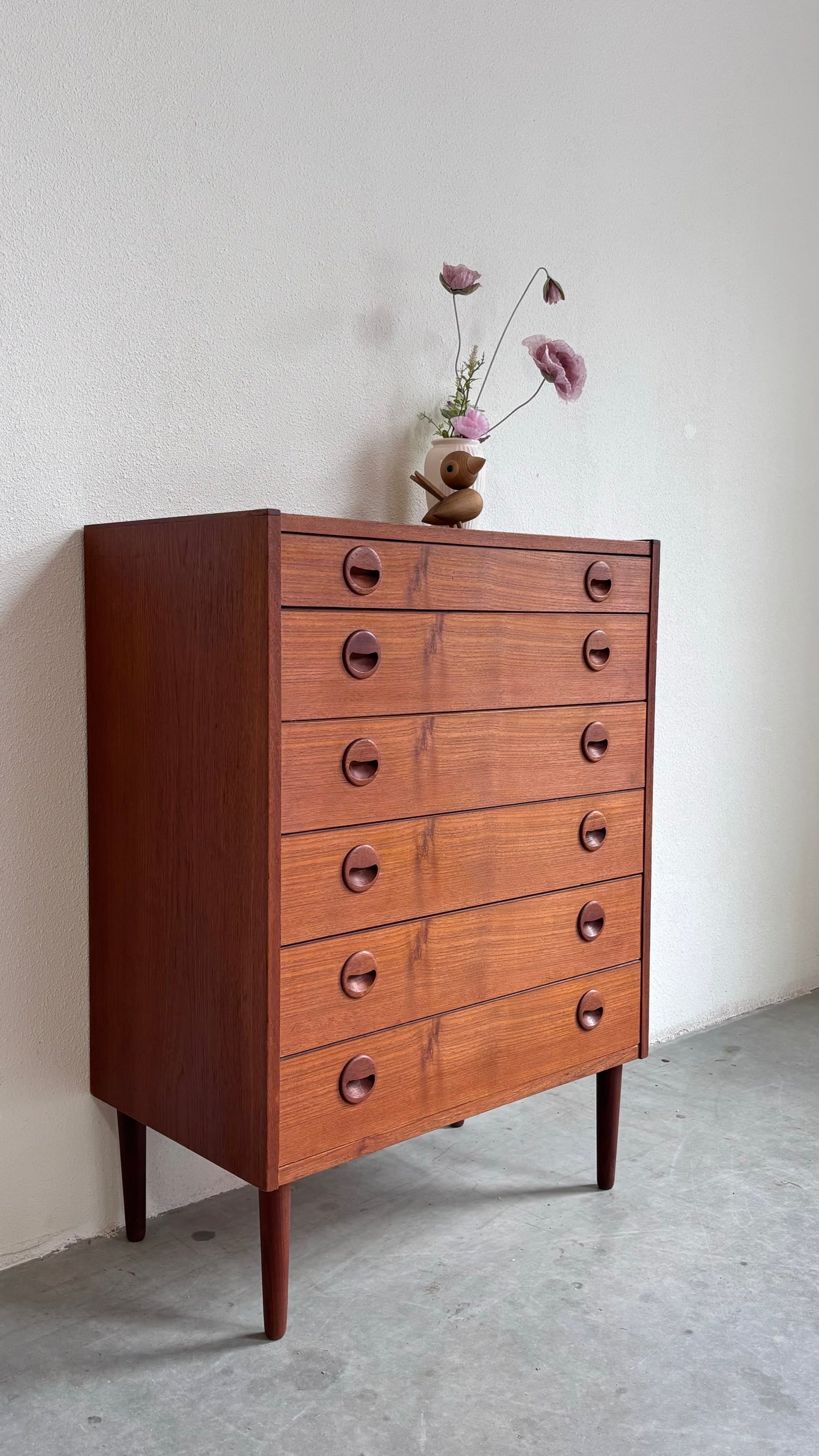 
                  
                    Vintage ladekast teak ronde greep
                  
                