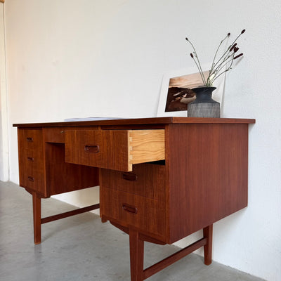 
                  
                    Vintage bureau teak 7 lades
                  
                