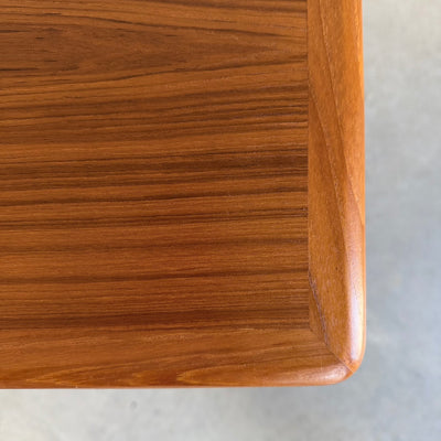
                  
                    Uitschuifbare vintage eettafel in teak (126-222cm)
                  
                