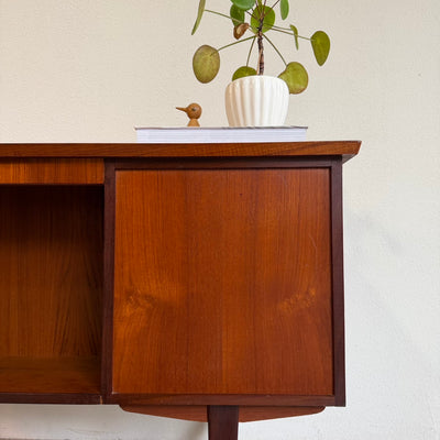
                  
                    Vintage 2-zijdig bureau in teak
                  
                