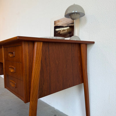 
                  
                    Vintage bureau teak 7 lades schuin frame
                  
                