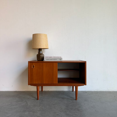 
                  
                    Deens laag sideboard teak met schuifdeurtjes
                  
                