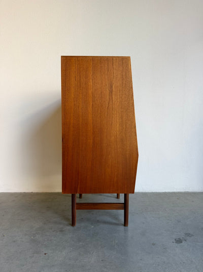 
                  
                    Smal teak highboard met lades en schuifdeuren
                  
                