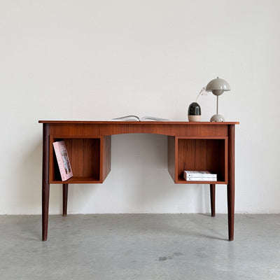 
                  
                    Vintage bureau teak ronde hoek
                  
                