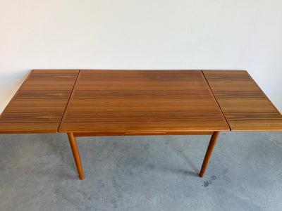 
                  
                    Uitschuifbare vintage eettafel in teak (126-222cm)
                  
                