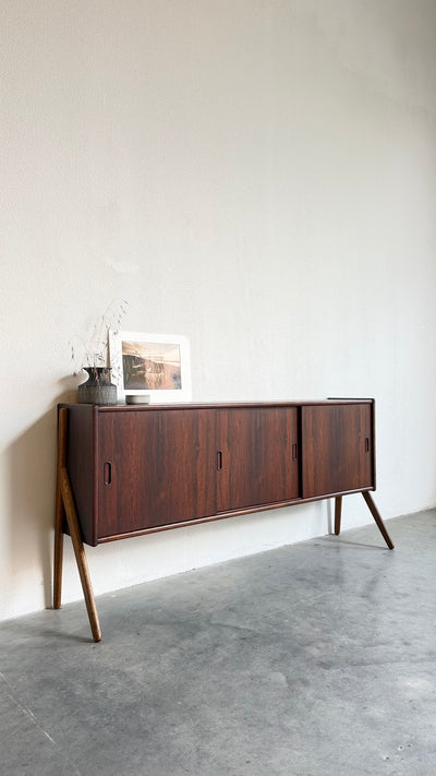 
                  
                    Vintage ondiep sideboard palissander eiken poten
                  
                