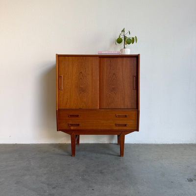 
                  
                    Smal teak highboard met lades en schuifdeuren
                  
                