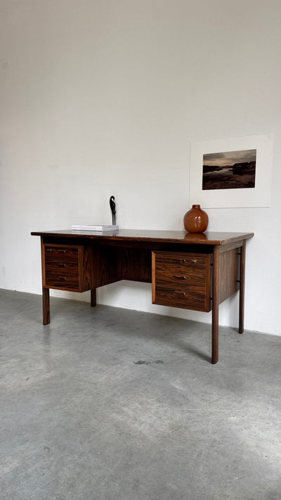 
                  
                    Vintage vrijstaand bureau XL in palissander
                  
                