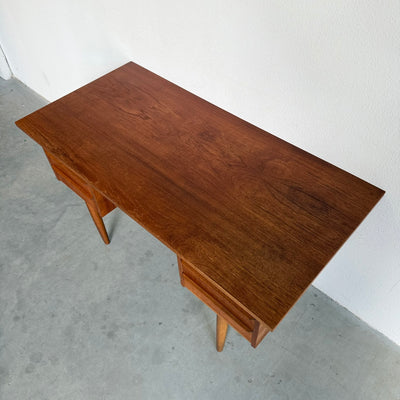 
                  
                    Vintage teak bureautje op slanke poten
                  
                