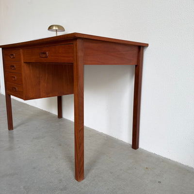 
                  
                    Vintage klein bureautje teak
                  
                