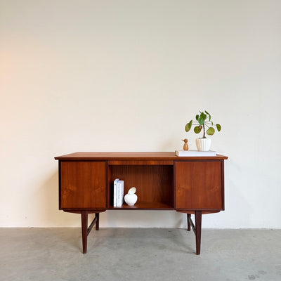 
                  
                    Vintage 2-zijdig bureau in teak
                  
                