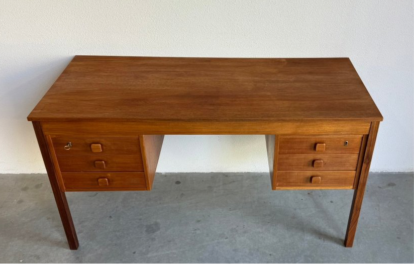 
                  
                    Vintage bureau Domino teak
                  
                