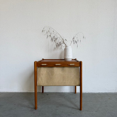 
                  
                    Vintage Furbo teak bijzettafeltje met tijdschriftenhouder
                  
                