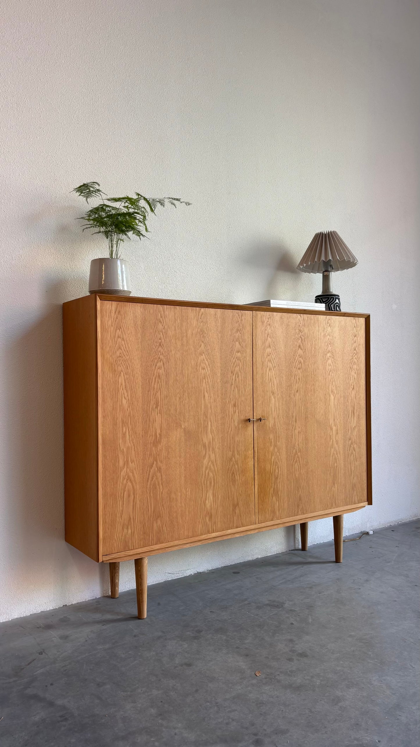 
                  
                    Vintage Brouer wandkast eiken
                  
                