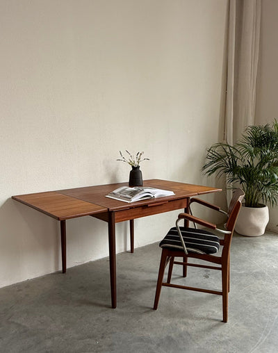 
                  
                    Vintage vierkante tafel teak
                  
                