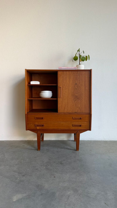 
                  
                    Smal teak highboard met lades en schuifdeuren
                  
                