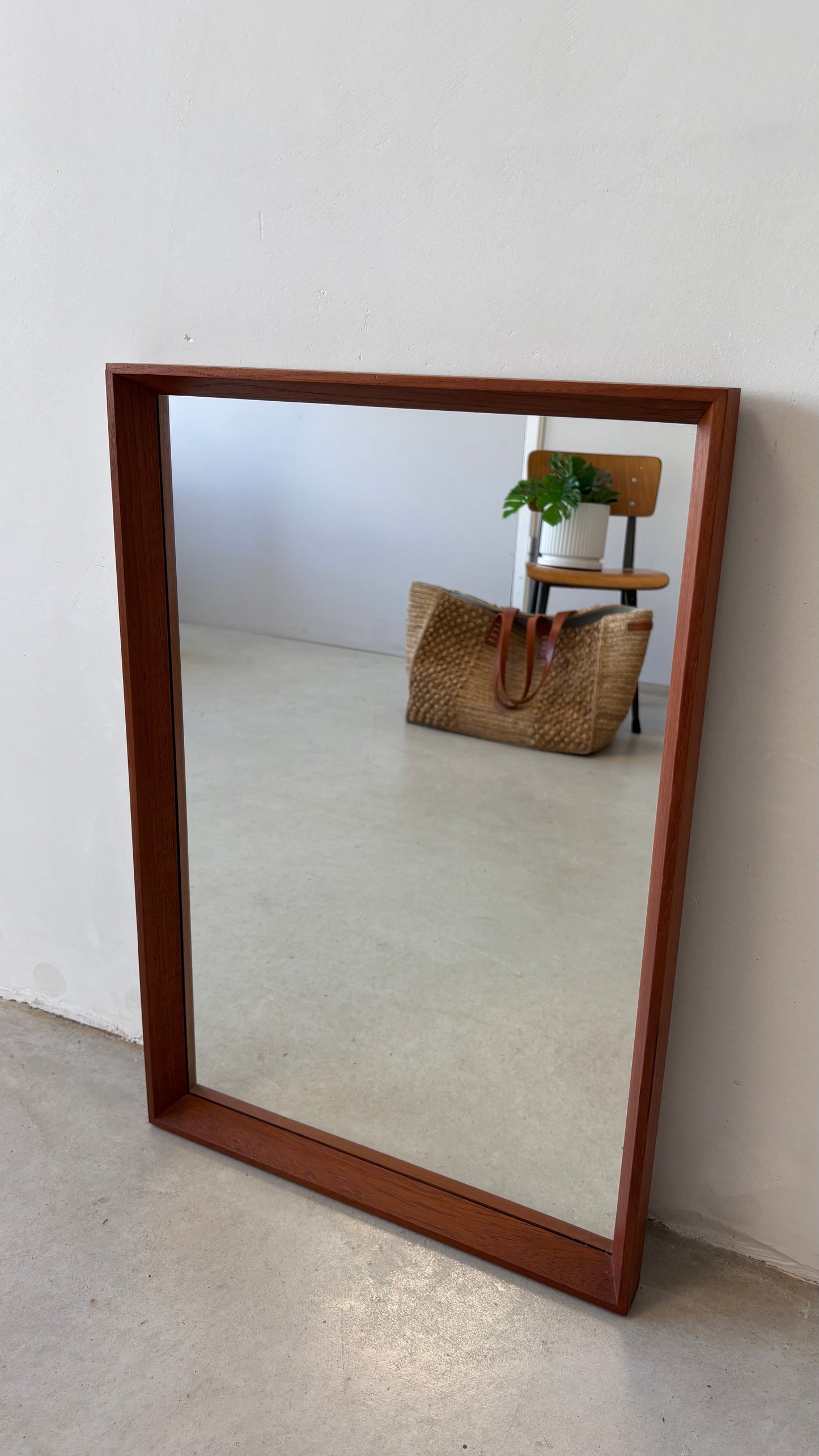 
                  
                    Vintage spiegel teak 43x63
                  
                